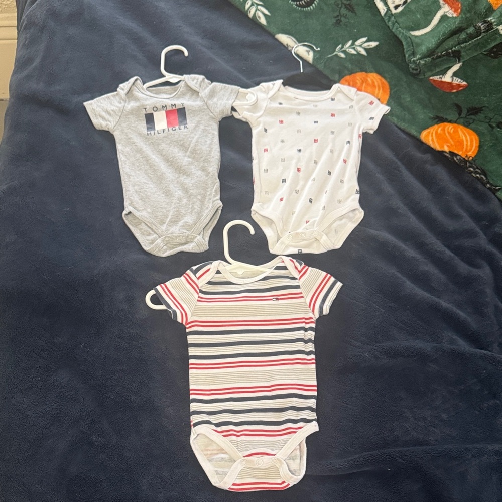 Tommy Hilfiger Baby 3-6m Bodysuit Bundle 3 pieces, excellent condition preloved